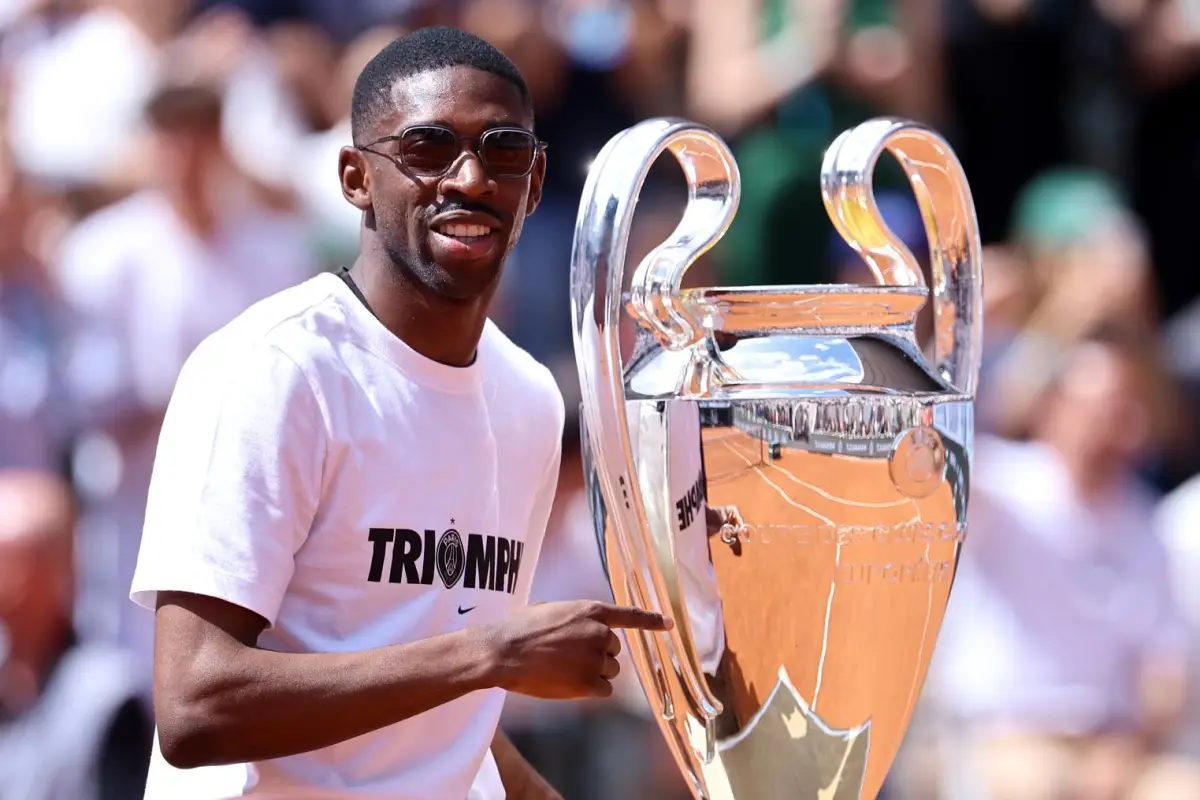 Ousmane Dembélé con el trofeo de la Champions League en Roland Garros - EFE