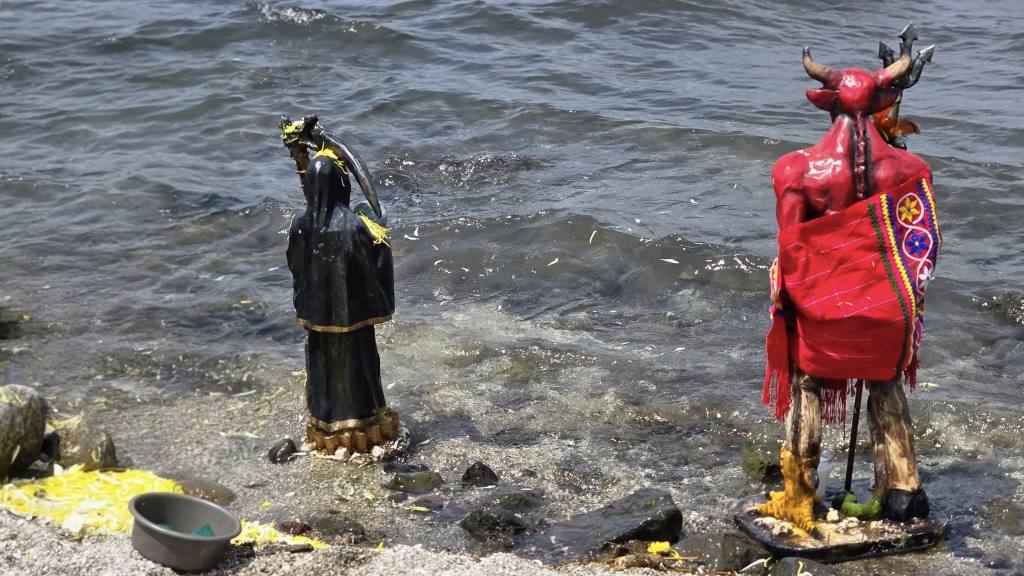 Expulsan a grupo por ritual en orilla del lago Atitlán. | Cocode Chuasanahí