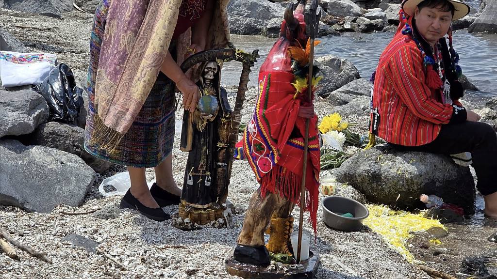 Expulsan a grupo por ritual en orilla del lago Atitlán. | Cocode Chuasanahí