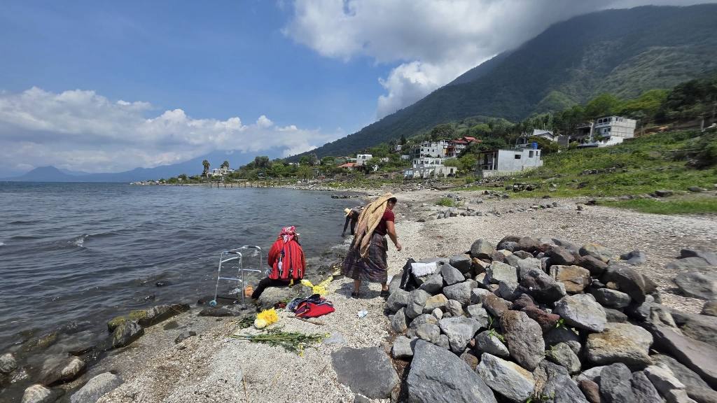 Expulsan a grupo por ritual en orilla del lago Atitlán. | Cocode Chuasanahí