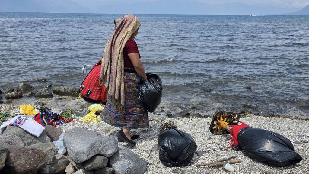 Expulsan a grupo por ritual en orilla del lago Atitlán. | Cocode Chuasanahí