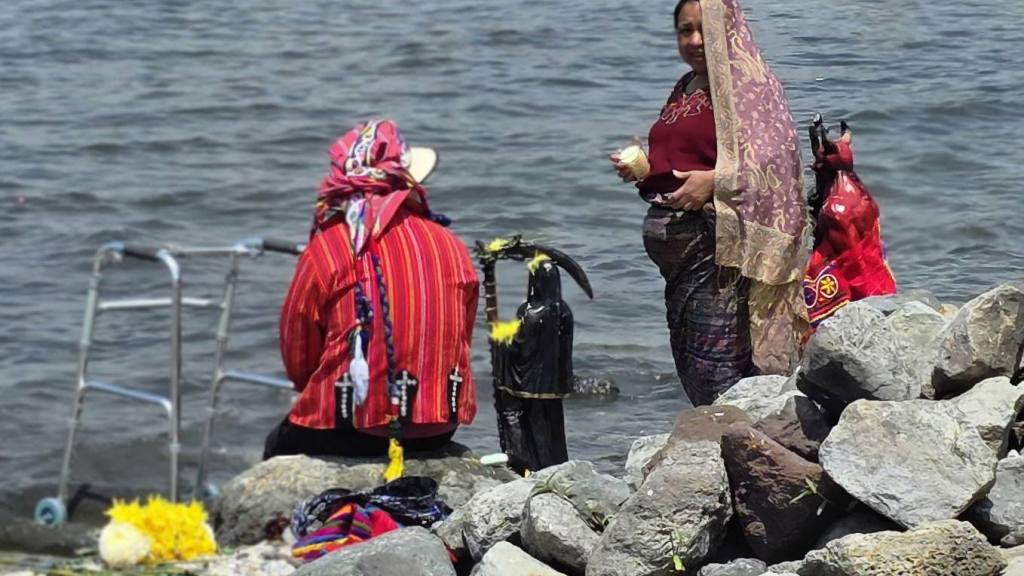 Expulsan a grupo por ritual en orilla del lago Atitlán. | Cocode Chuasanahí