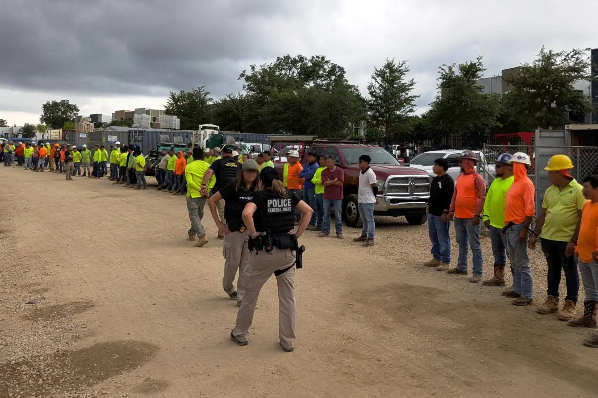 Integrantes de la policía federal durante el arresto de más de 100 inmigrantes indocumentados en un sitio de construcción en Tallahassee, Florida (EE.UU.), EFE/HSI Tampa