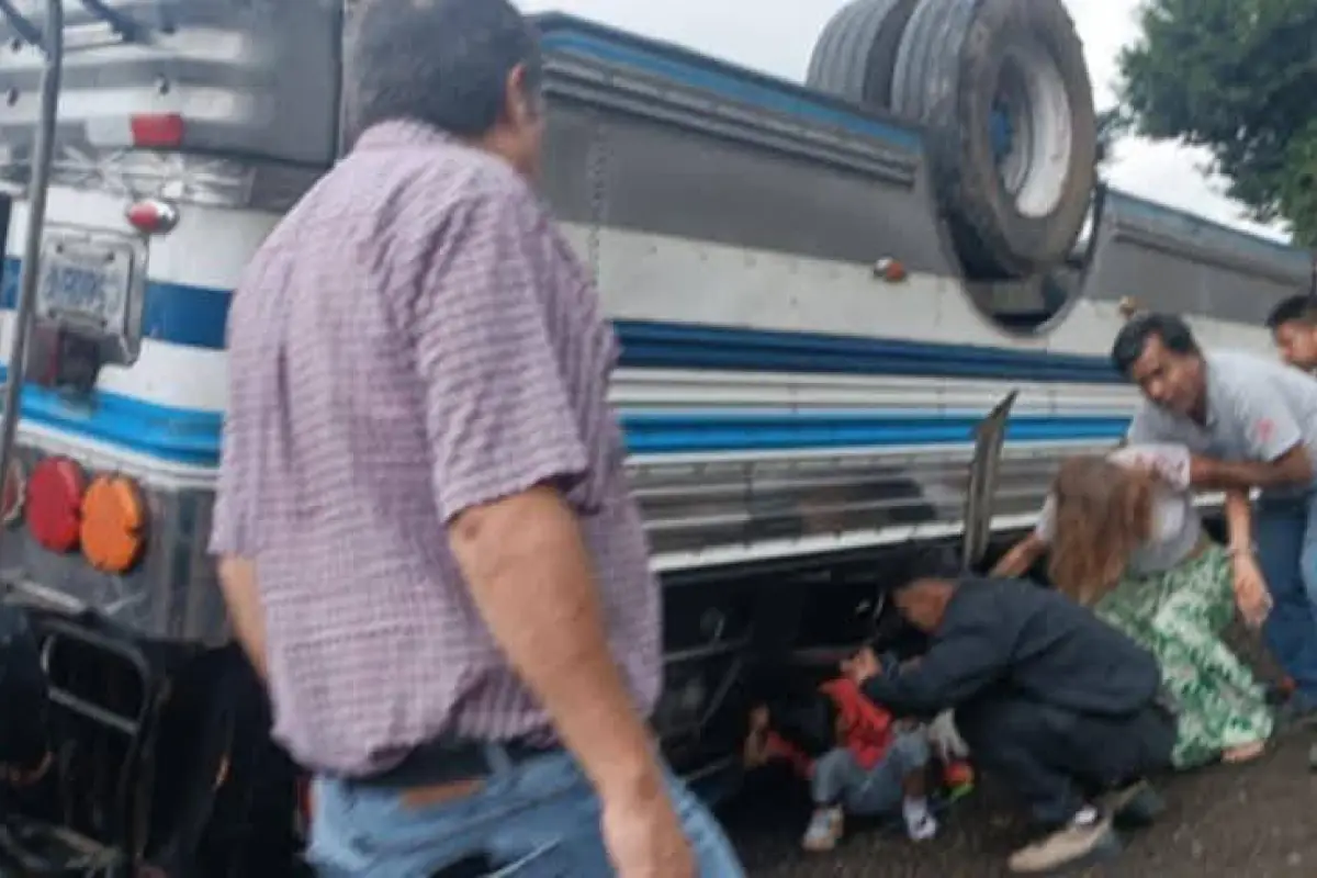 Los socorristas y voluntarios buscan rescatar al piloto del bus, quien quedó atrapado en la estructura., Alberto Chaclán, Emisoras Unidas Departamental
