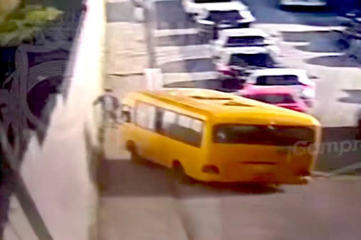 Bus atropella a un peatón en Cobán., Captura de pantalla video Facebook.