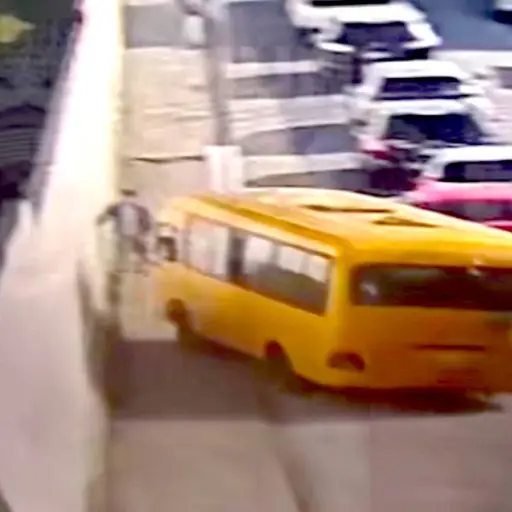 Bus atropella a un peatón en Cobán. ,Captura de pantalla video Facebook.