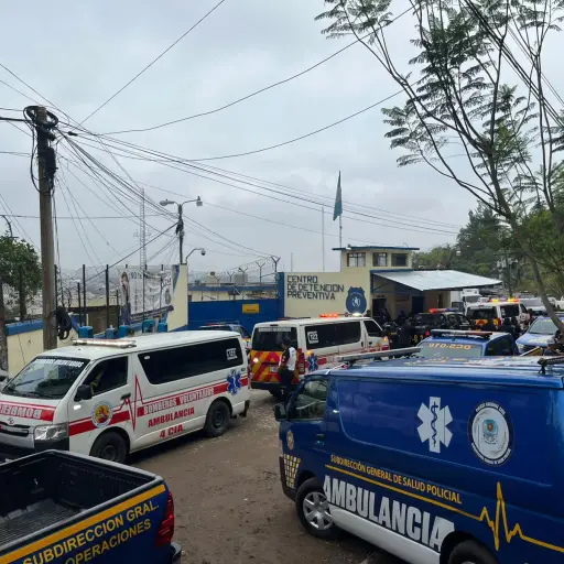Los cuerpos de socorro acudieron al recinto carcelario para apoyar en la atención de los heridos. ,Bomberos Voluntarios