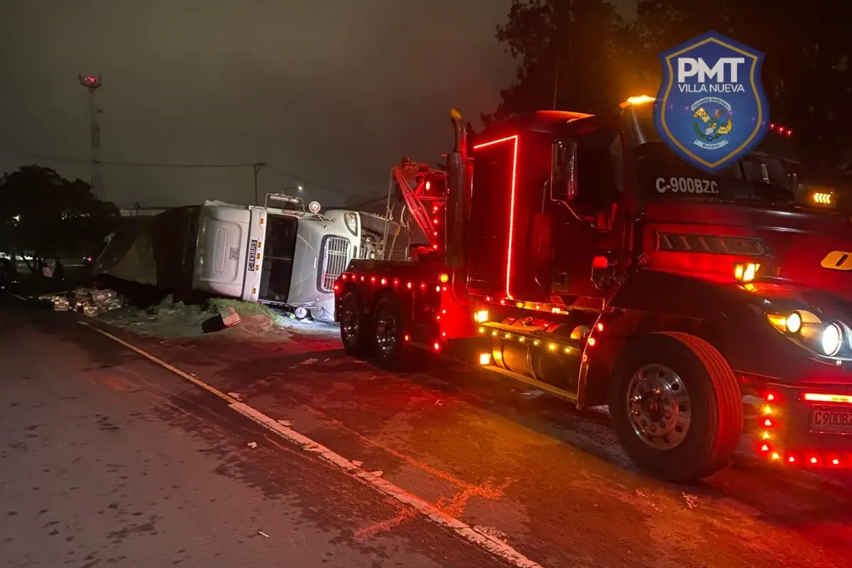 El tráiler quedó completamente volcado., PMT de Villa Nueva