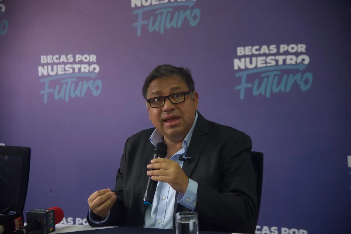Carlos Mendoza, titular de la Segeplan, expone resultados del programa Becas por Nuestro Futuro., Omar Solís, Emisoras Unidas