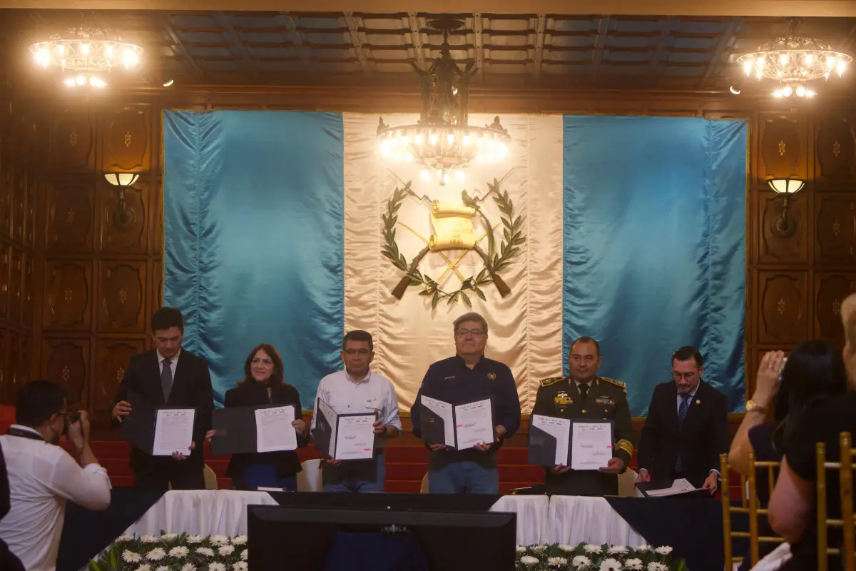 Firma de convenio para aplicación del programa Nacional de Aviación Civil , Foto Omar Solís