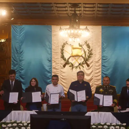 Firma de convenio para aplicación del programa Nacional de Aviación Civil  ,Foto Omar Solís