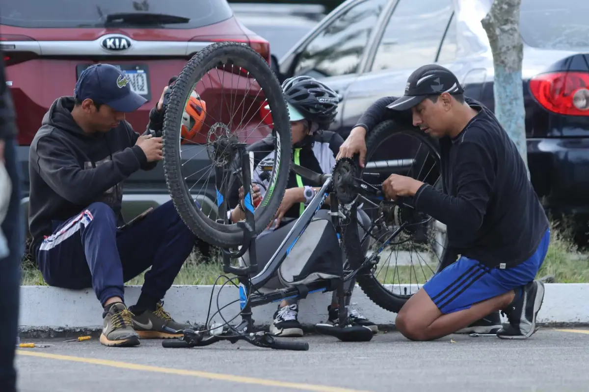 Los asistentes llegaron muy temprano para afinar detalles mecánicos previo al recorrido de 11 kilómetros., Alex Meoño 