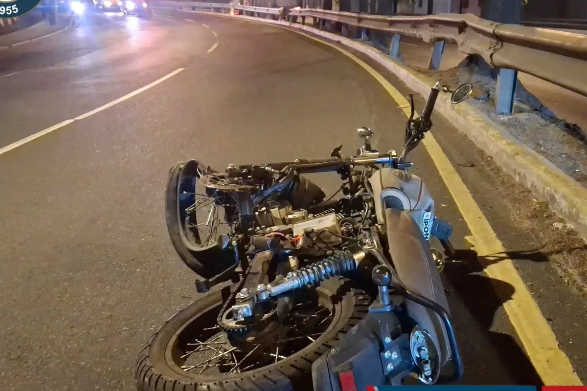 El Anillo Periférico volvió a ser escenario de un accidente mortal, por un motorista que perdió el control de su vehículo., Bomberos Municipales. 