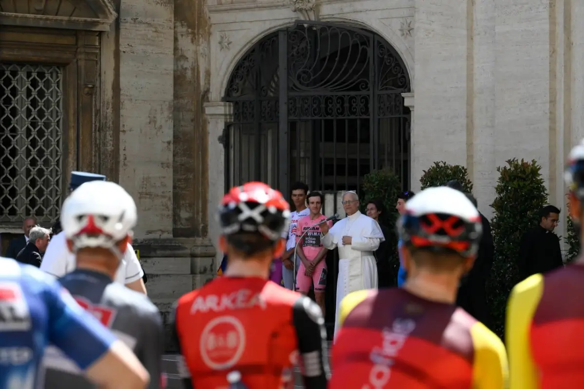 El Papa León XIV bendijo al pelotón del Giro de Italia - Vatican News
