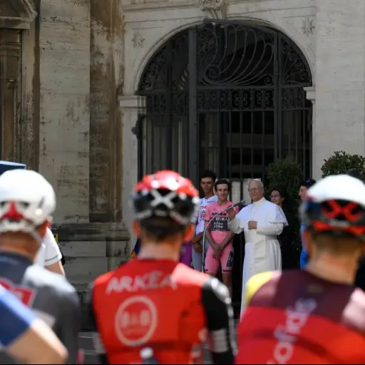El Papa León XIV bendijo al pelotón del Giro de Italia - Vatican News