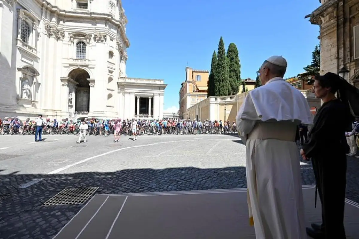 El Papa León XIV bendijo al pelotón del Giro de Italia - Vatican News