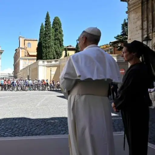 El Papa León XIV bendijo al pelotón del Giro de Italia - Vatican News