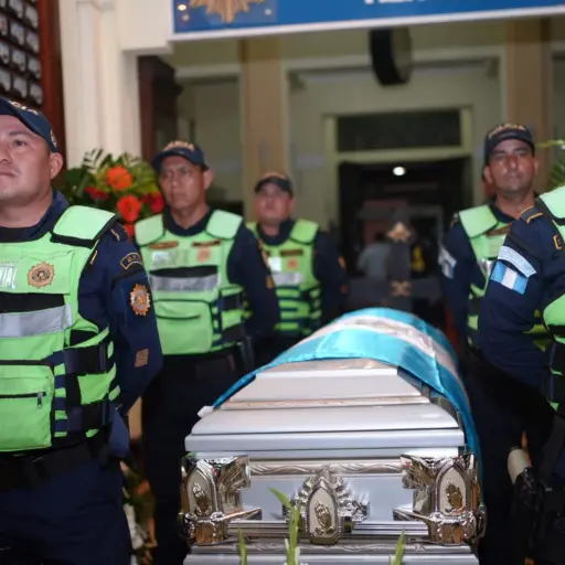 Compañeros de David Marroquín Valdez hicieron guardia durante las honras fúnebres. ,PNC de Guatemala.