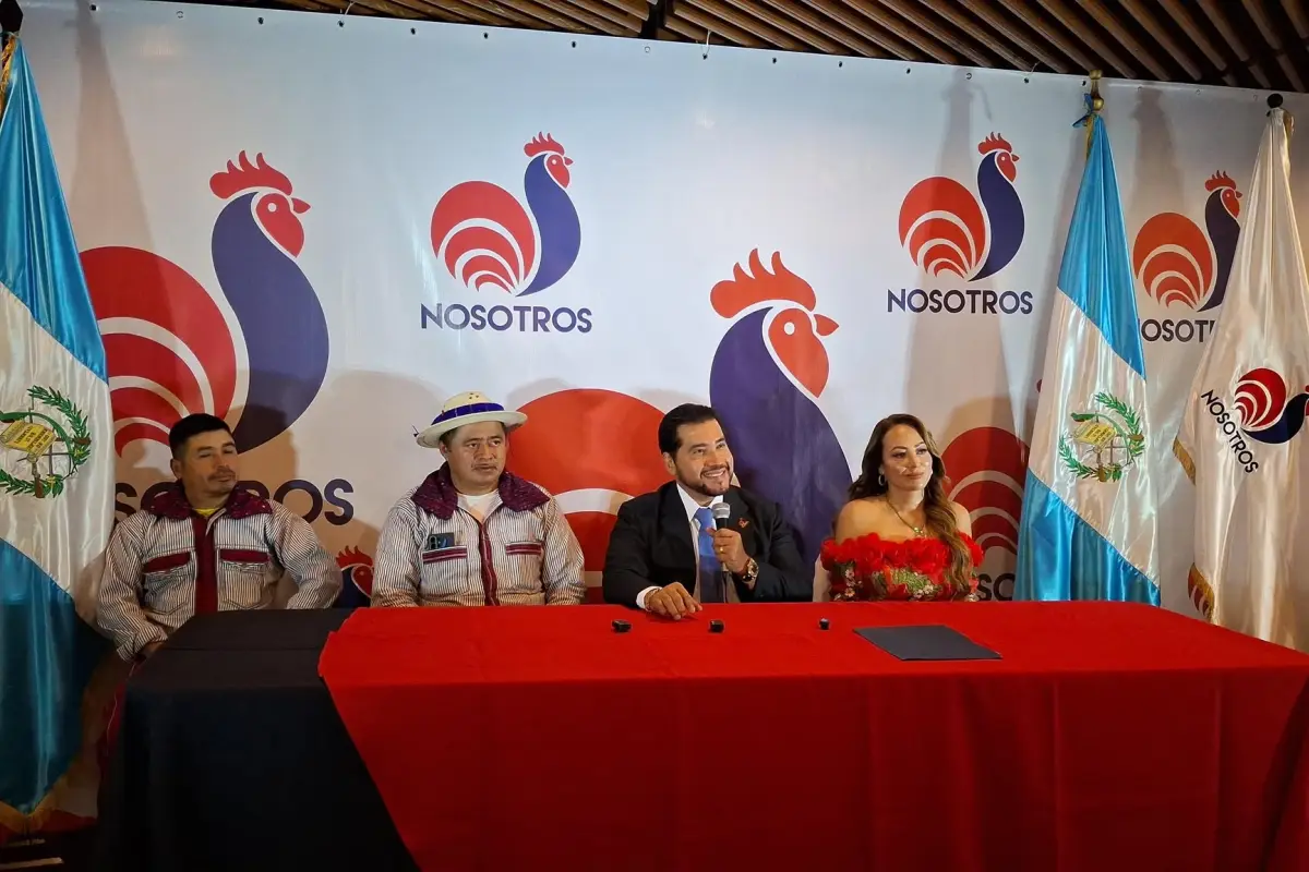 Rudy Guzmán, de corbata, fue relecto como secretario general del partido Nosotros., Álex Meoño.