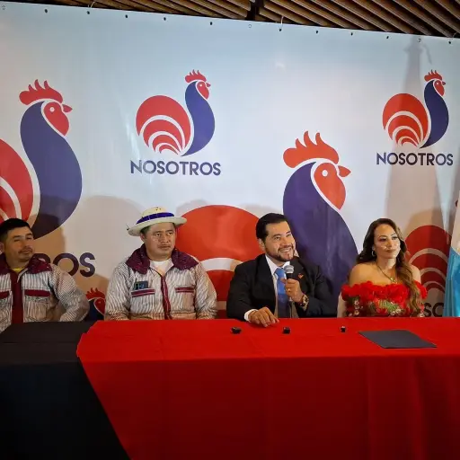 Rudy Guzmán, de corbata, fue relecto como secretario general del partido Nosotros. ,Álex Meoño.