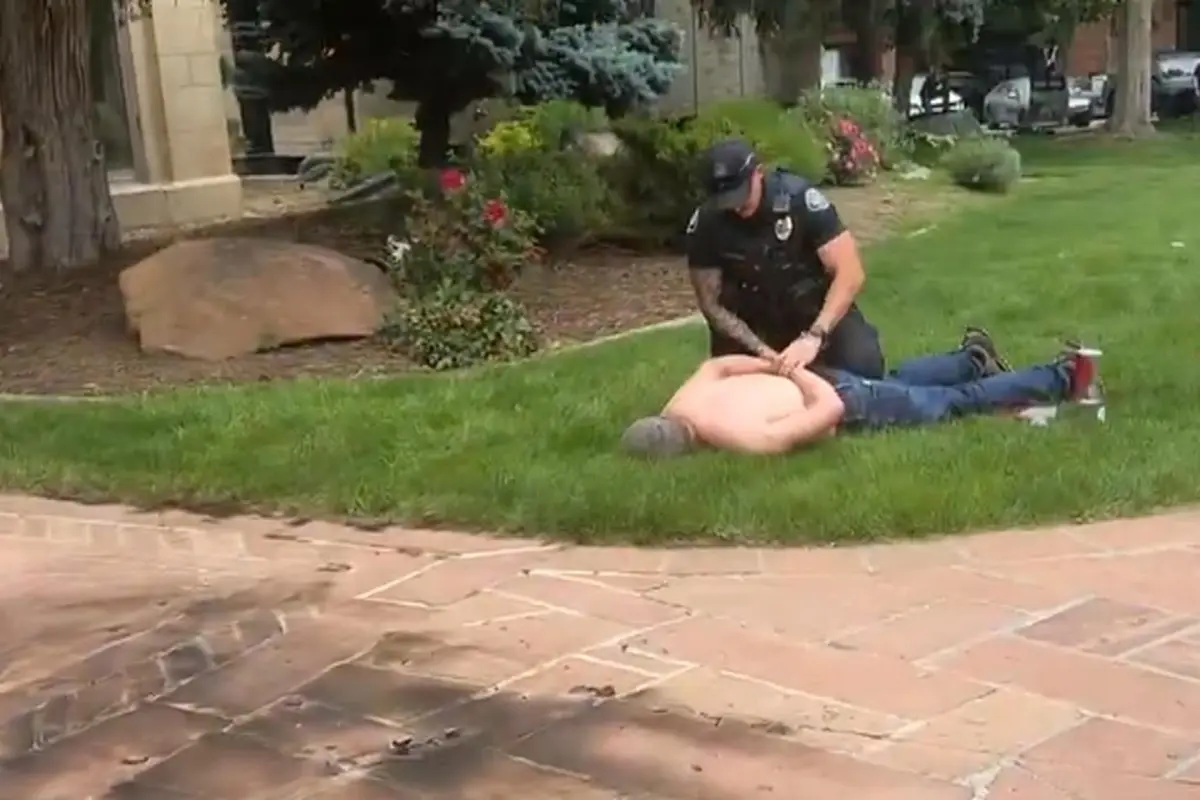 Captura de video del arresto de un hombre acusado de prender fuego a varias personas en una zona comercial, un hecho que dejó múltiples heridos y que el FBI ya ha calificado como un "ataque terrorista", en Boulder Colorado (EE, UU