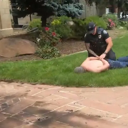 Captura de video del arresto de un hombre acusado de prender fuego a varias personas en una zona comercial, un hecho que dejó múltiples heridos y que el FBI ya ha calificado como un 