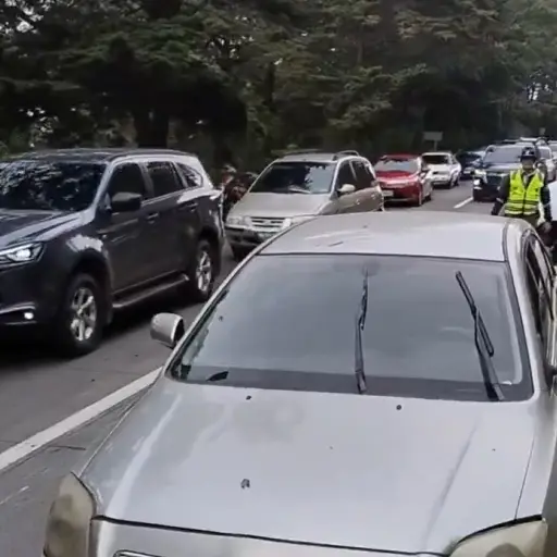 Brigadas de Provial acudieron al km. 23 de ruta Interamericana para ayudar a regular el paso vial. ,Captura de pantalla.
