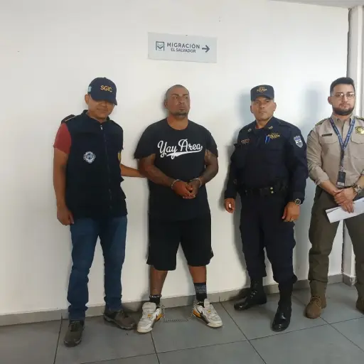 El supuesto pandillero salvadoreño fue entregado a las autoridades de su país. ,PNC de El Salvador