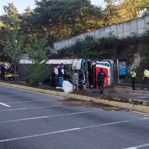 La unidad de transporte quedó volcada sobre el km. 19.5 de ruta Interamericana. ,Bomberos Voluntarios.