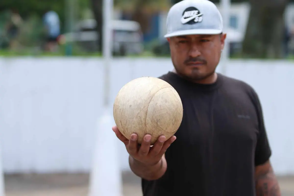 El juego de pelota se juega en equipos de dos hasta cuatro personas. En otras modalidades, los equipos pueden ser de hasta de 12 jugadores, explicó el jugador Marco Tulio Ramírez. , Alex Meoño 