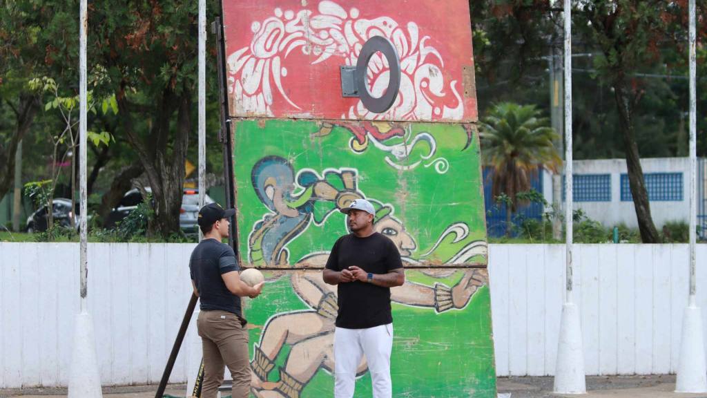 Promueven la práctica del juego de pelota maya entre jóvenes | Álex Meoño