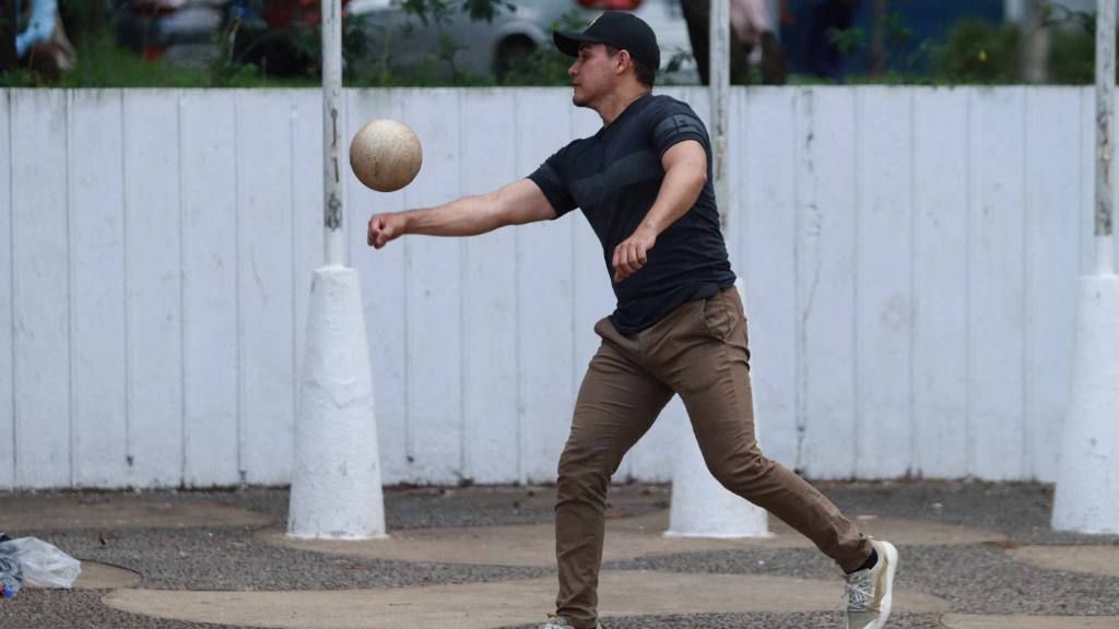 Promueven la práctica del juego de pelota maya entre jóvenes | Álex Meoño
