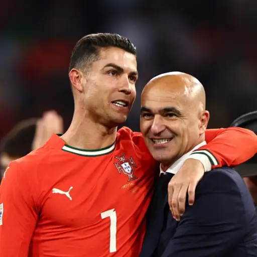 Roberto Martínez celebra con Cristiano Ronaldo 