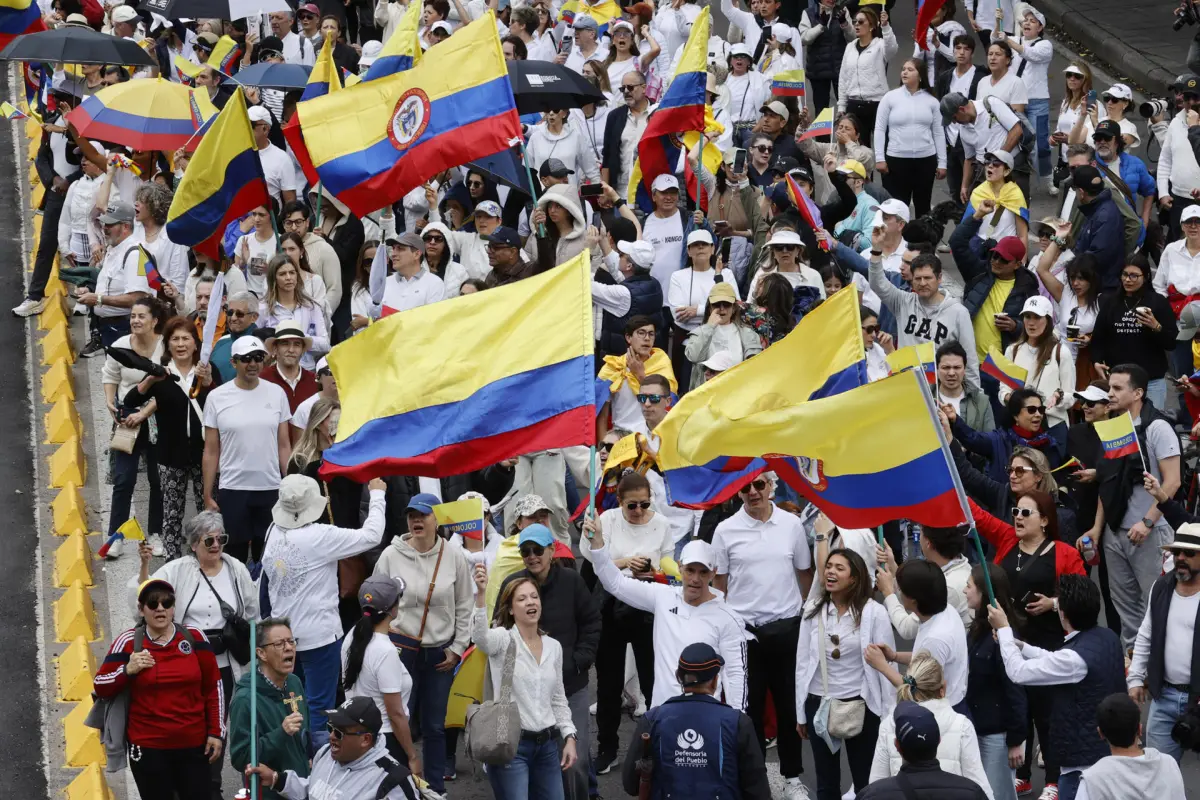 Personas participan en una caminata por la paz y en apoyo al senador Miguel Uribe Turbay este domingo, en Bogotá (Colombia),  EFE/ Mauricio Dueñas Castañeda
