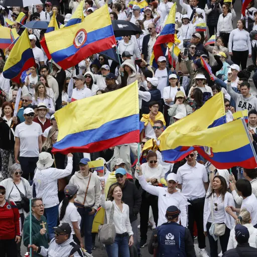 Personas participan en una caminata por la paz y en apoyo al senador Miguel Uribe Turbay este domingo, en Bogotá (Colombia) , EFE/ Mauricio Dueñas Castañeda