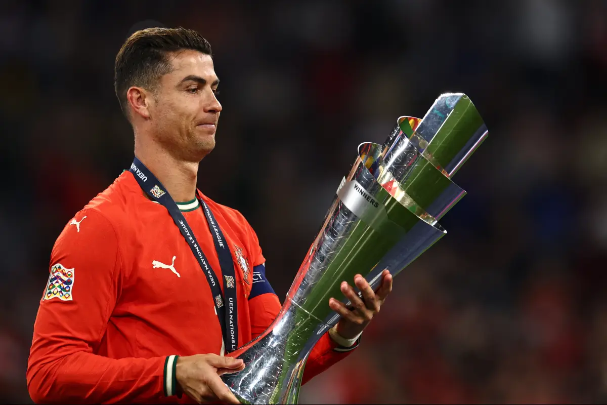 Cristiano Ronaldo con el trofeo de la Nations League 2025 