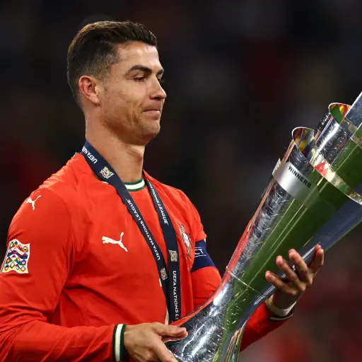 Cristiano Ronaldo con el trofeo de la Nations League 2025 