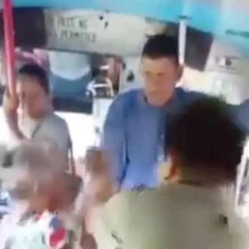 Mujer intenta atacar con cuchillo a predicador ,Captura de pantalla video X.