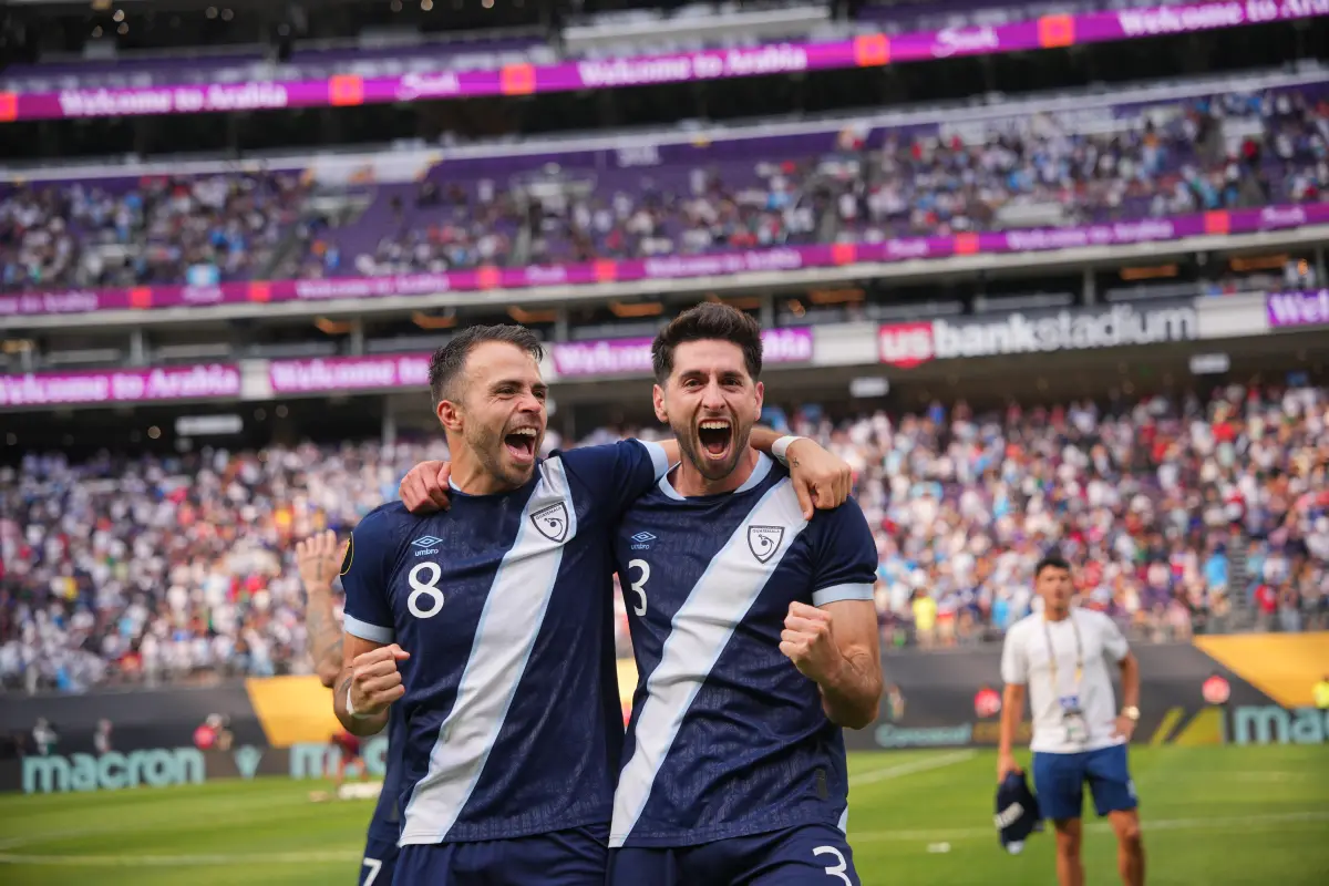 Rodrigo Saravia y Nicolás Samayoa celebran el pase de Guatemala a semifinales de Copa Oro - Concacaf