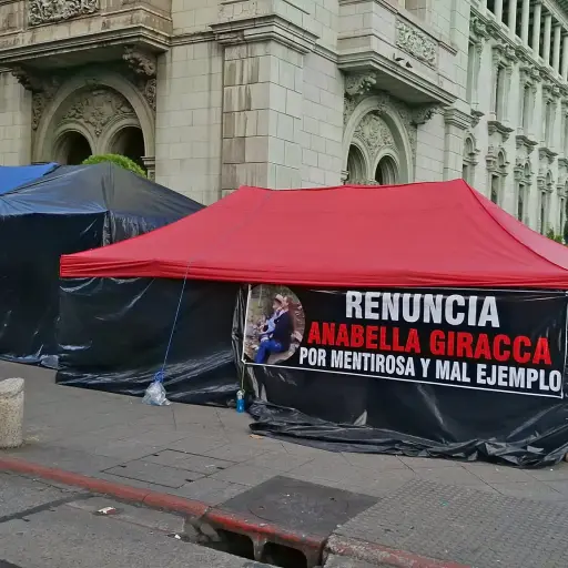 El campamento de maestros en las cercanías del Palacio Nacional tiene más de un mes.  ,Foto Alex Meoño