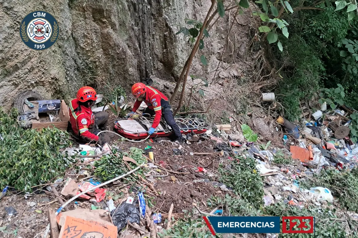 Bomberos rescataron a una persona en un barranco de la zona 21., Foto Bomberos Municipales