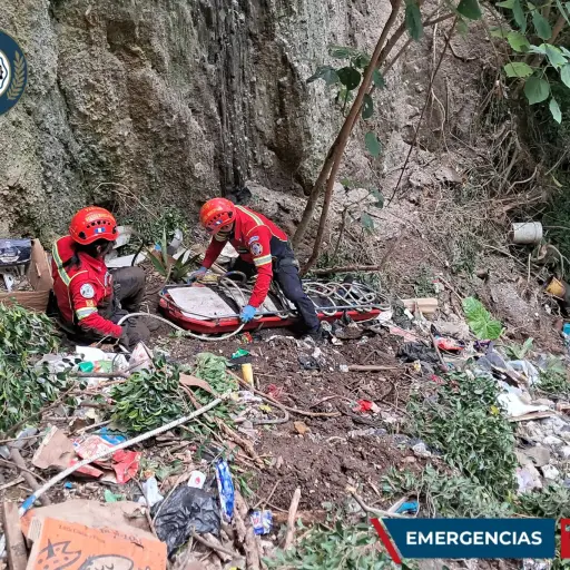 Bomberos rescataron a una persona en un barranco de la zona 21. ,Foto Bomberos Municipales