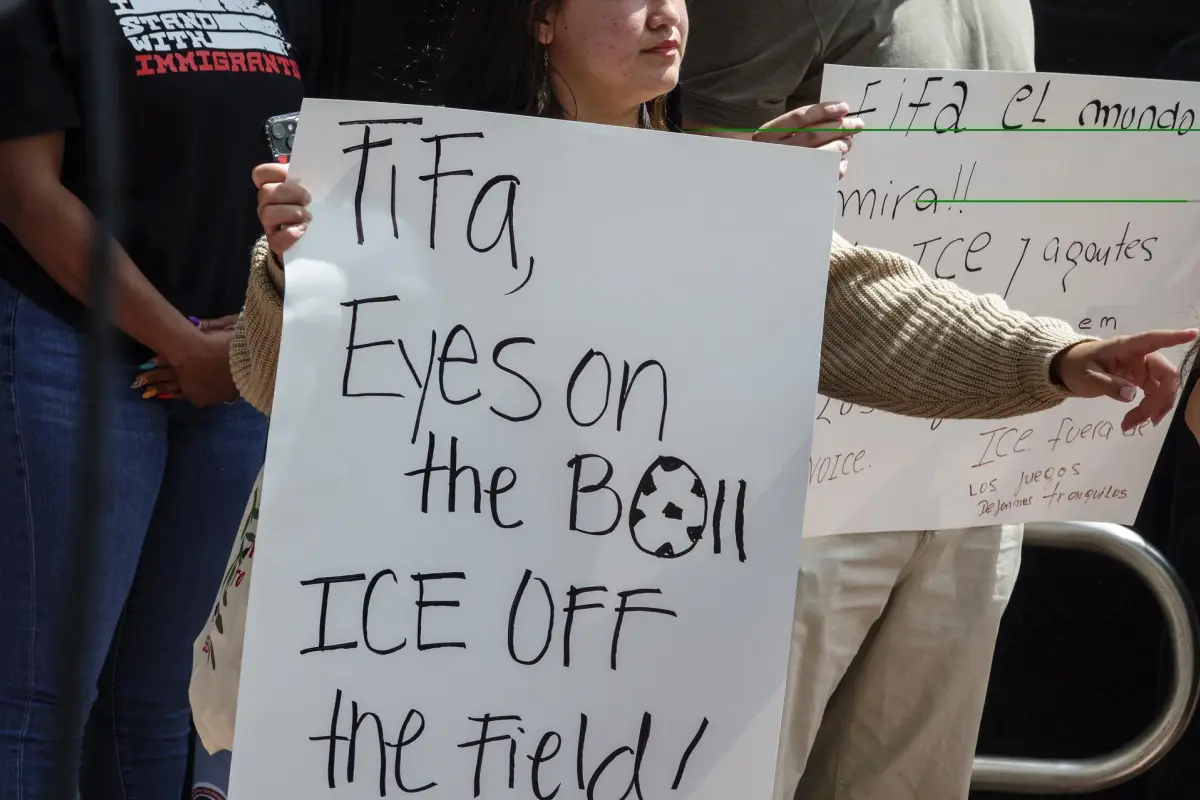 Activistas proinmigrantes asisten a una rueda de prensa para pedir a las autoridades de Miami-Dade y de la FIFA que protejan a los asistentes al Mundial de la presencia de ICE, en Coral Gables, Florida., EFE