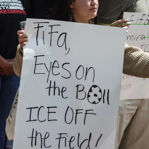 Activistas proinmigrantes asisten a una rueda de prensa para pedir a las autoridades de Miami-Dade y de la FIFA que protejan a los asistentes al Mundial de la presencia de ICE, en Coral Gables, Florida. ,EFE