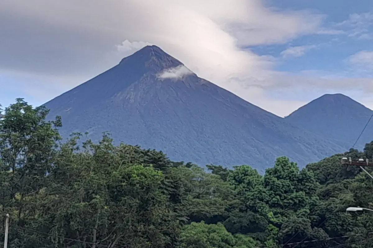 Incandescencia y fumarolas en el volcán de Fuego., Conred