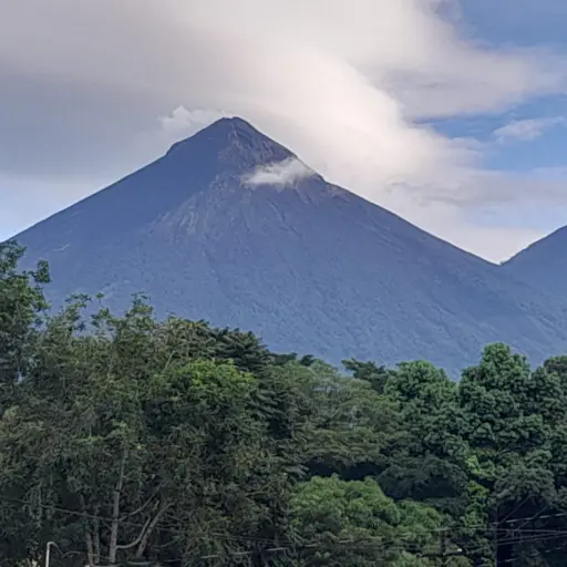 Incandescencia y fumarolas en el volcán de Fuego. ,Conred