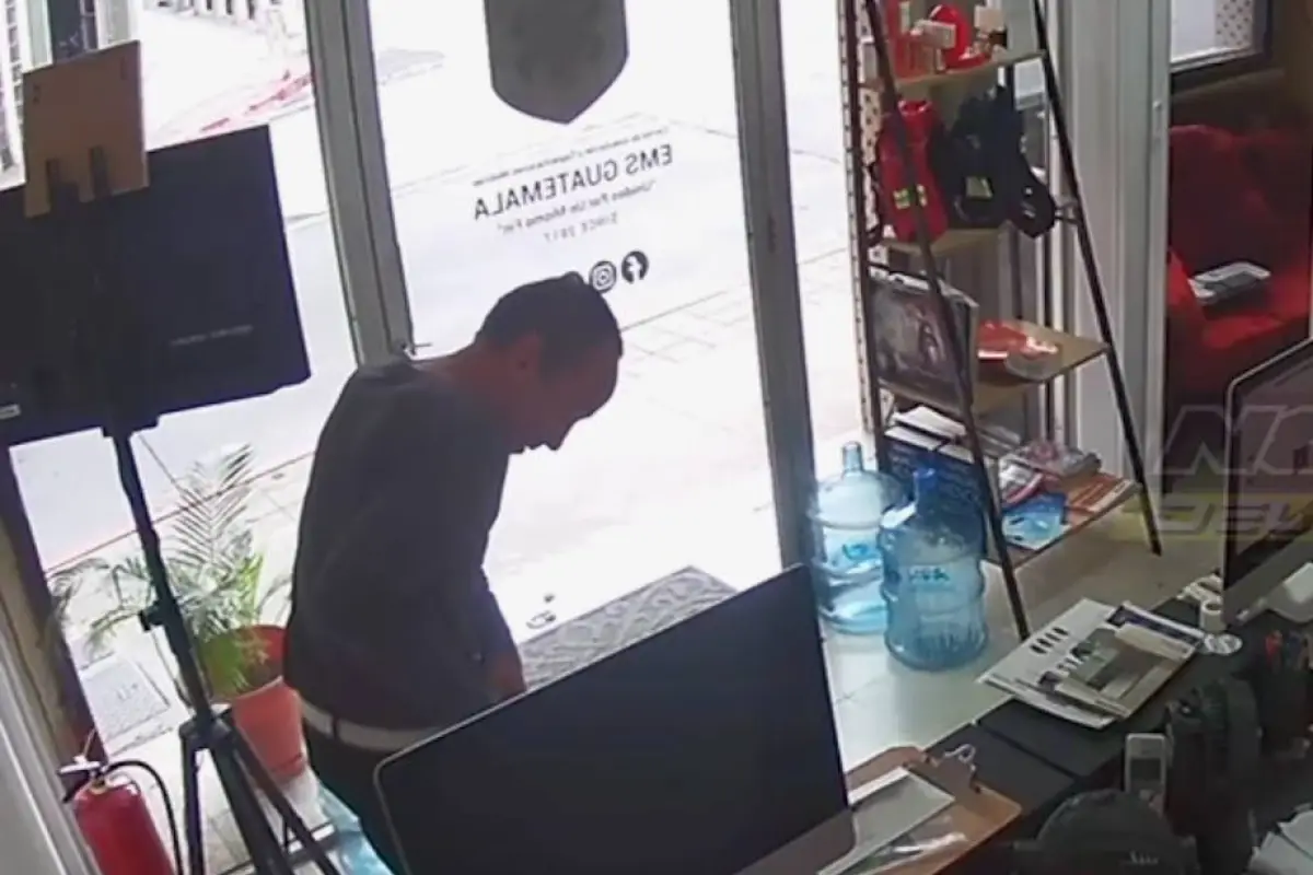 Video revela hurto de celular en zona 1 capitalina., Captura de pantalla video X.