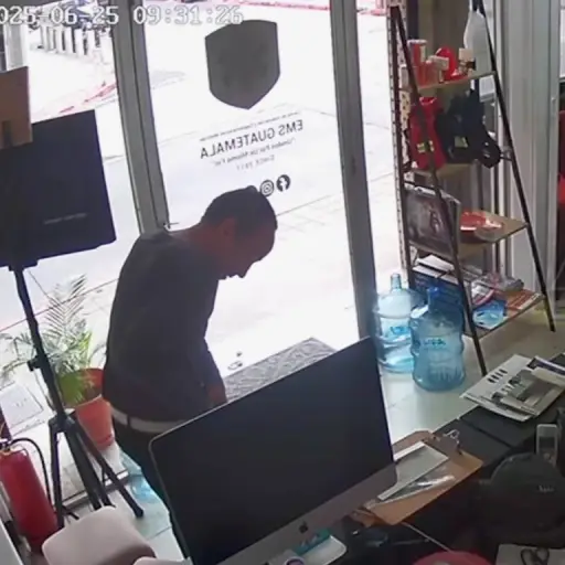 Video revela hurto de celular en zona 1 capitalina. ,Captura de pantalla video X.