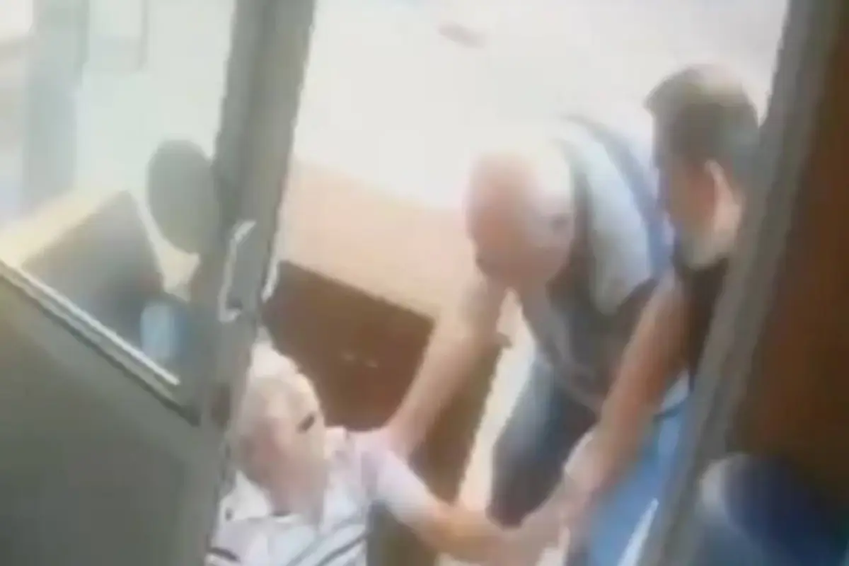 Los dos hombres de la tercera edad fallecieron de un infarto., Captura de pantalla video X.
