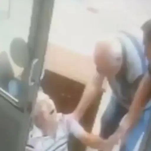 Los dos hombres de la tercera edad fallecieron de un infarto. ,Captura de pantalla video X.